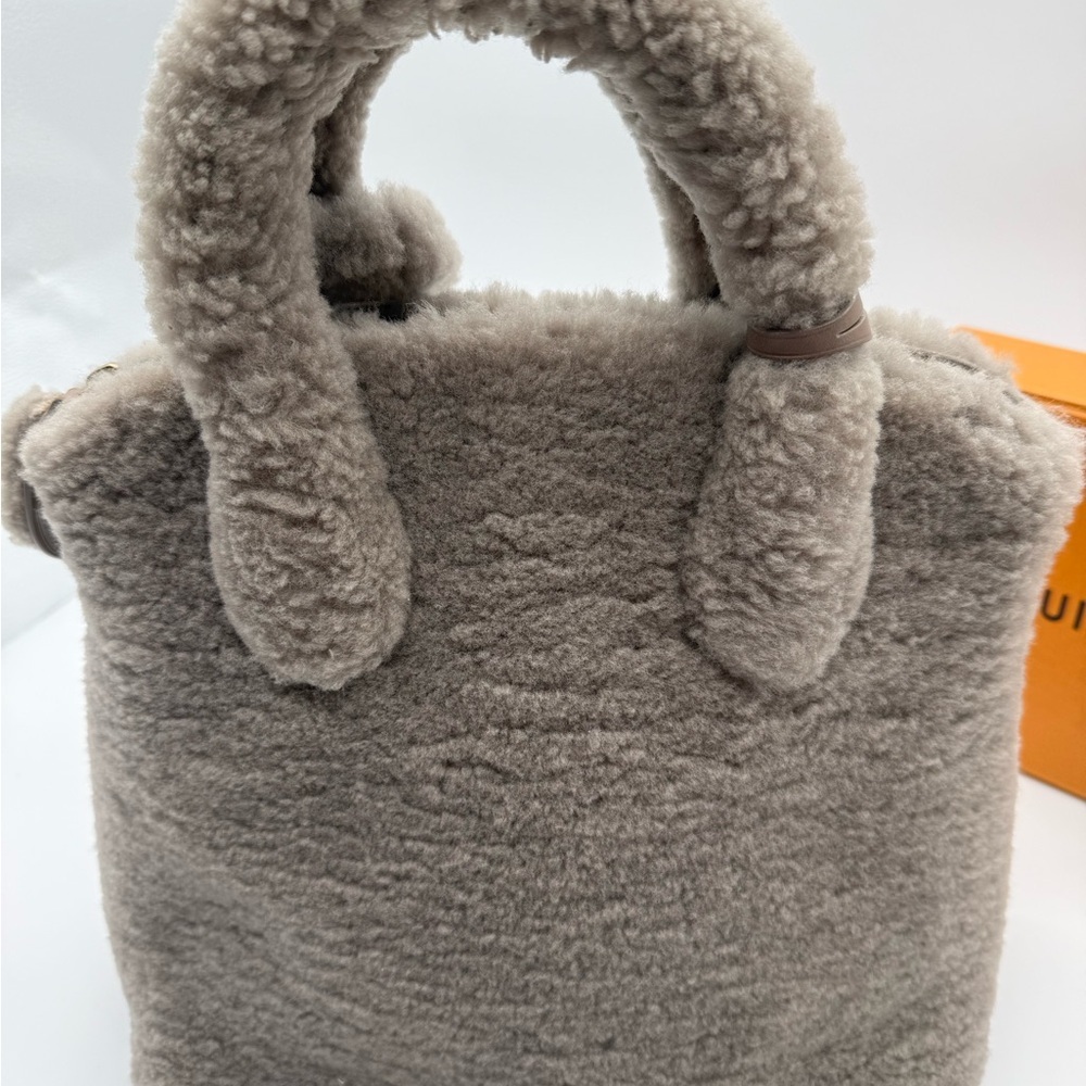 Louis Vuitton Pulsion Lockit Gray Shearling Handbag (2011) - Picture 6 of 16